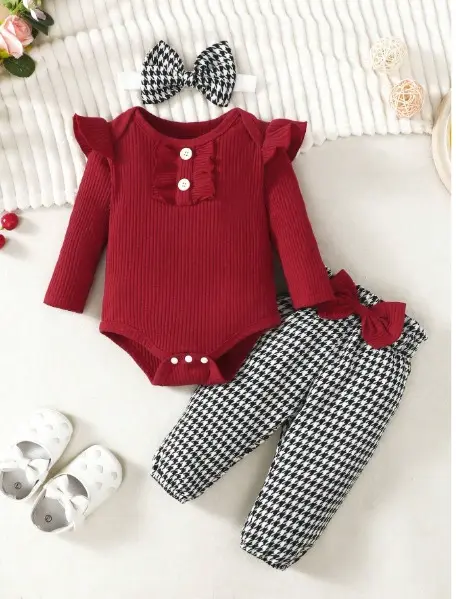 Conjunto pantalón blanco/negro con camisa roja