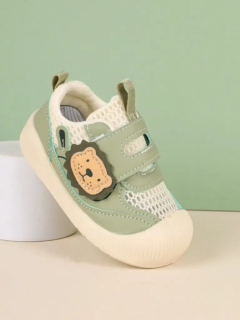 Zapatos deportivos con figura de león