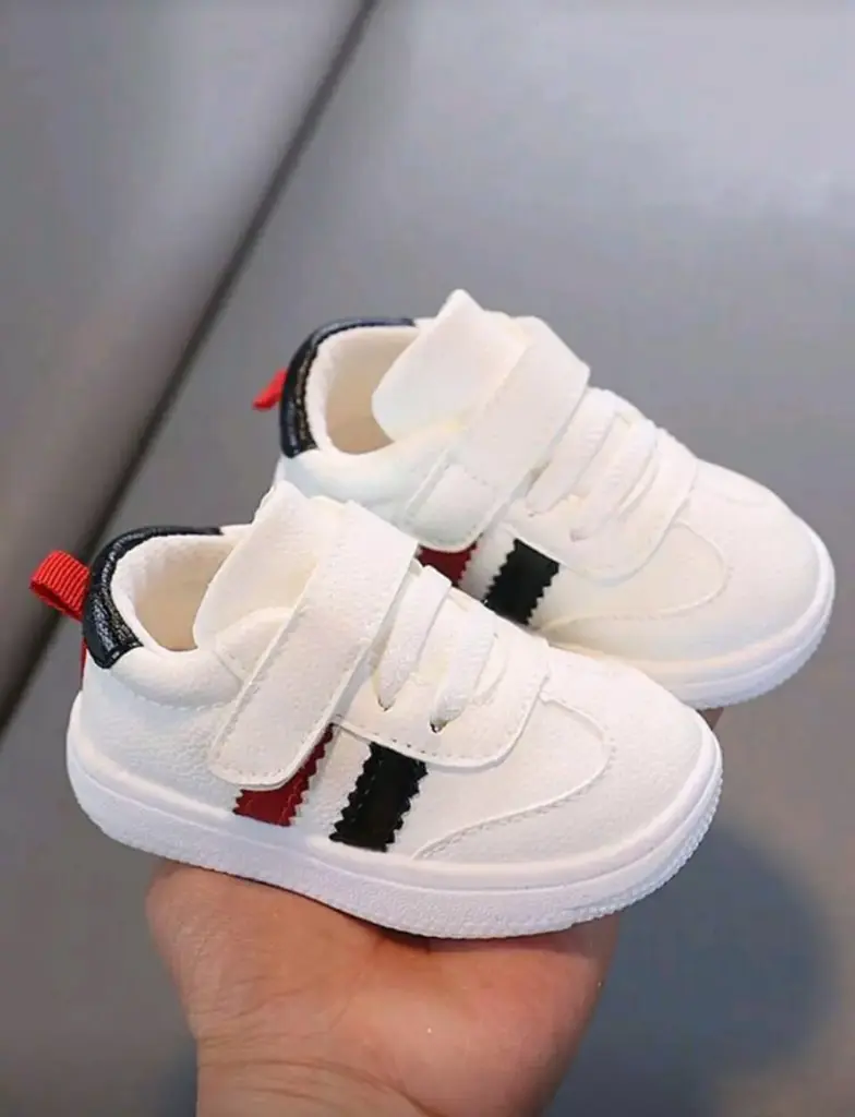 Tenis con franjas de colores