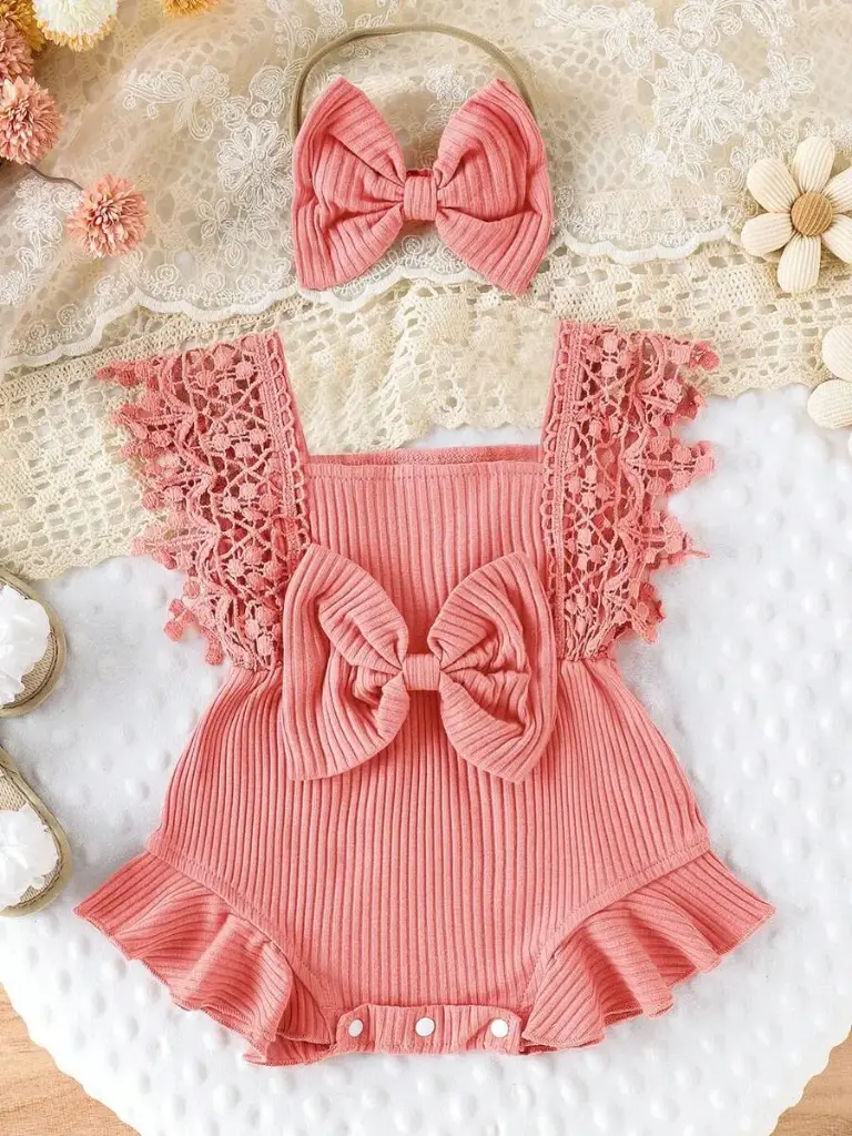 Enterizo de niña con encaje (70% algodón)