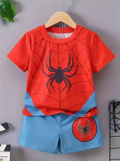 Conjunto de camiseta y pantalones cortos con patrón de araña