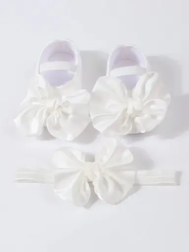 Zapatitos de lazo con su lazo